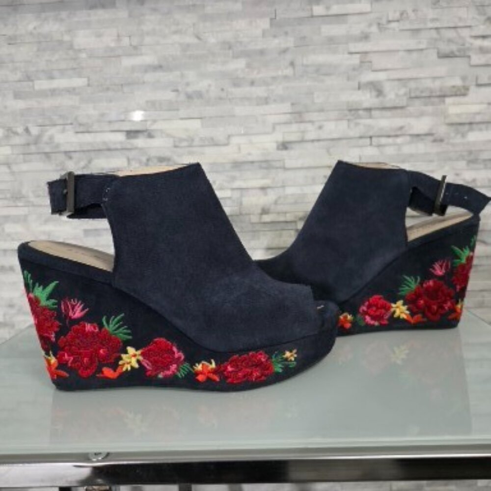 KEHHETH COLE SUIDE WOMEN'S SANDALS SIZE 7.5M. NEW